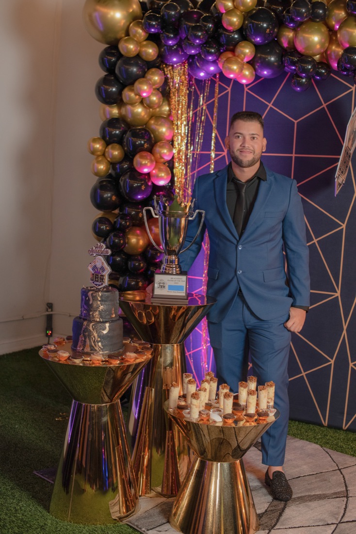 Coach JBR Academy presentando el trofeo Player of the Year 2022