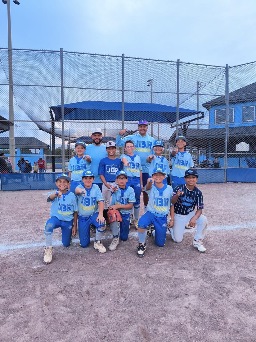 Equipo de JBR Academy en el campo